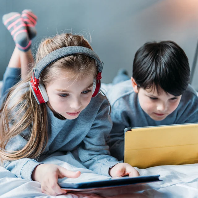 Digital ögonansträngning 

När vi tittar på skärmar under längre tid utan pauser, kan ögonen uppleva digital ögonansträngning, även kallat datorseende. Vanliga symptom inkluderar: 

• Trötta eller ömma ögon. 
• Huvudvärk. 
• Torrhet i ögonen, eftersom blinkfrekvensen minskar framför skärmar

I vårt föräldramaterial som finns under fliken "Material" på Elevhälsan.se hittar du mer information om hur synen påverkas av skärmtid.

#barnsyn #elevhälsan.se #gratisiskolan.se