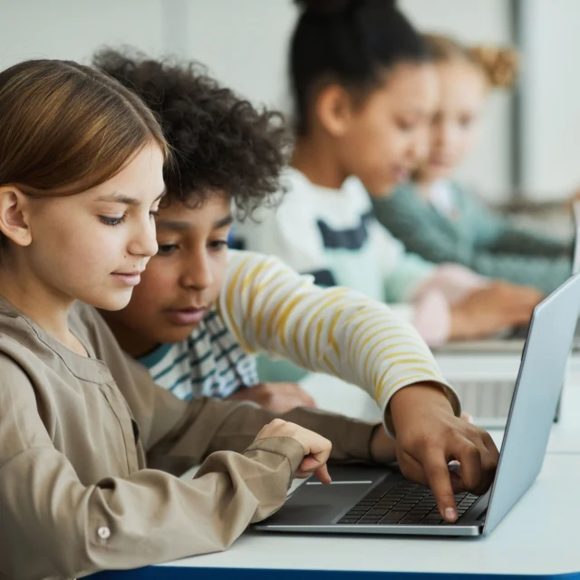 Snart drar skolorna och vardagen igång efter sommaren och därmed ökar skärmtiden för de flesta, såväl barn som vuxna. 💻

När vi tittar på skärmar under längre tid utan pauser, kan ögonen uppleva digital ögonansträngning, även kallat datorseende. Vanliga symptom inkluderar: 

👀Trötta eller ömma ögon. 
👀 Huvudvärk. 
👀Torrhet i ögonen, eftersom blinkfrekvensen minskar framför skärmar

I vårt föräldramaterial som finns under fliken Material på Elevhälsan.se hittar du mer information om hur synen påverkas av skärmtid. 💡
