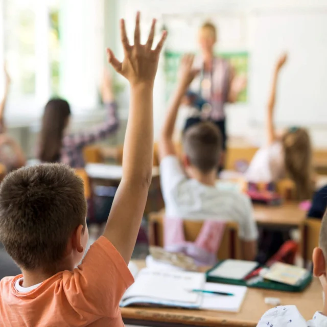 Denna veckan börjar skolan för de flesta barn och vi vill dela med oss av ett par tips för friskare ögon: 

📏Använd 30 -30- regeln: Håll minst 30 m avstånd när du läser eller använder en skärm, och ta en paus var 30:e minut.

⚖️ Hitta en balans mellan t.ex. skärmtid och utomhustid: Barn bör vara utomhus minst två timmar varje dag.

💡Se till att skärmen inte är för ljus eller för mörk och har bra belysning i rummet.

Läs mer på barnsyn.se

#barnsyn #myopi #myopibehandling