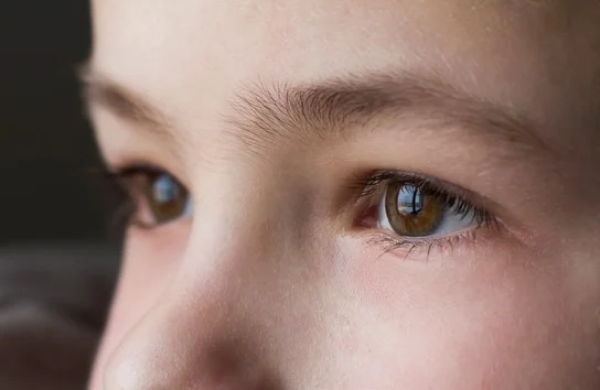 👀 Myopia Action Month är här!

Den här månaden sätter vi extra fokus på myopi (närsynthet) hos barn och goda vanor för ögonhälsan.

📏 30–30-regeln: Håll minst 30 cm avstånd vid läsning och skärmtid och ta en paus var 30 minut.

🌳 Ut i dagsljuset: Sikta på minst två timmar utomhus varje dag.

💡 Bra belysning: Se till att barnet har bra ljus vid läsning och skärmanvändning.

👉 Läs mer på barnsyn.se

#myopiaactionmonth #Myopi #BARNSYN

💡 Bra belysning: Se till att barnet har bra ljus vid läsning och skärmanvändning.

@myopiaprofile #myopiactionmonth

🌳 Ut i dagsljuset: Sikta på minst två timmar utomhus varje dag.
